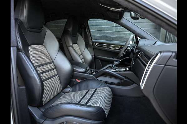 Porsche Cayenne Coupé 3.0 E-Hybrid | Sport Design | NL-Auto | Carbon Dak | Alcantara Hemel | Carbon Interieur | Luchtvering | Camera | Stuur- Stoelverwarming | Memory Seat | Soft Close | HIFI | Trekhaak |