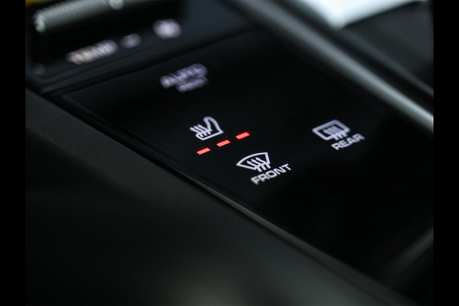 Porsche Cayenne Coupé 3.0 E-Hybrid | Sport Design | NL-Auto | Carbon Dak | Alcantara Hemel | Carbon Interieur | Luchtvering | Camera | Stuur- Stoelverwarming | Memory Seat | Soft Close | HIFI | Trekhaak |