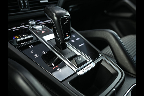 Porsche Cayenne Coupé 3.0 E-Hybrid | Sport Design | NL-Auto | Carbon Dak | Alcantara Hemel | Carbon Interieur | Luchtvering | Camera | Stuur- Stoelverwarming | Memory Seat | Soft Close | HIFI | Trekhaak |