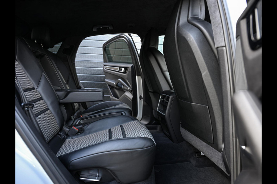 Porsche Cayenne Coupé 3.0 E-Hybrid | Sport Design | NL-Auto | Carbon Dak | Alcantara Hemel | Carbon Interieur | Luchtvering | Camera | Stuur- Stoelverwarming | Memory Seat | Soft Close | HIFI | Trekhaak |