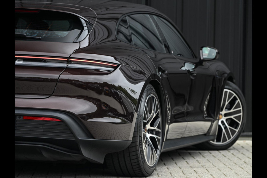 Porsche Taycan Sport Turismo 79 kWh | NL-Auto | 18-Wegs Memory Seats | Luchtvering | Adaptive Cruise | BOSE | Camera | Stoelverwarming | Ambiance Verlichting |