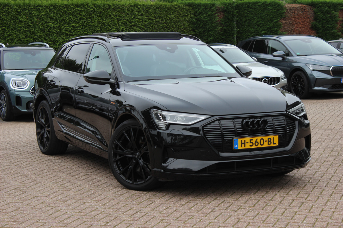 Audi e-tron e-tron 50 quattro Launch edition plus 71 kWh / SoH 90,2% / Panoramadak / Camera / Leder / 20'' / Luchtvering / Parkeerhulp V+A / ACC / Navigatie / Stoelverwarming