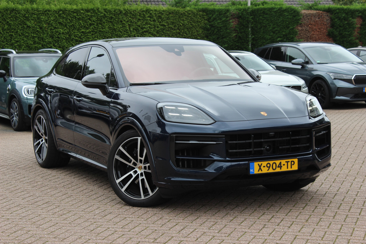 Porsche Cayenne Coupé 3.0 E-Hybrid / SOH 97,1% / Panoramadak / 360Camera / Head-up / Passenger Display / 4Wielbesturing / Carbon / Softclose / 22'' / Bose / Luchtvering / Keyless / Sportdesign+Chrono / Sportuitlaat