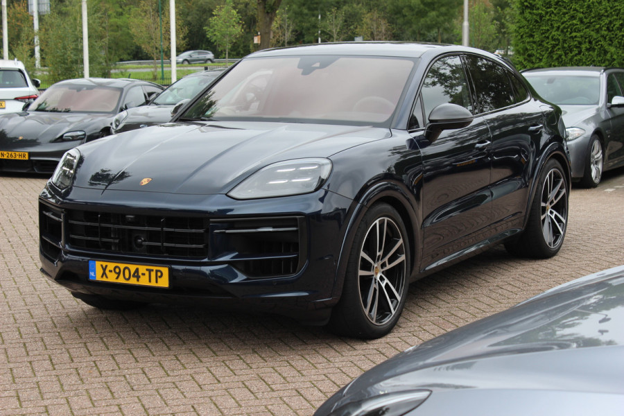Porsche Cayenne Coupé 3.0 E-Hybrid / SOH 97,1% / Panoramadak / 360Camera / Head-up / Passenger Display / 4Wielbesturing / Carbon / Softclose / 22'' / Bose / Luchtvering / Keyless / Sportdesign+Chrono / Sportuitlaat