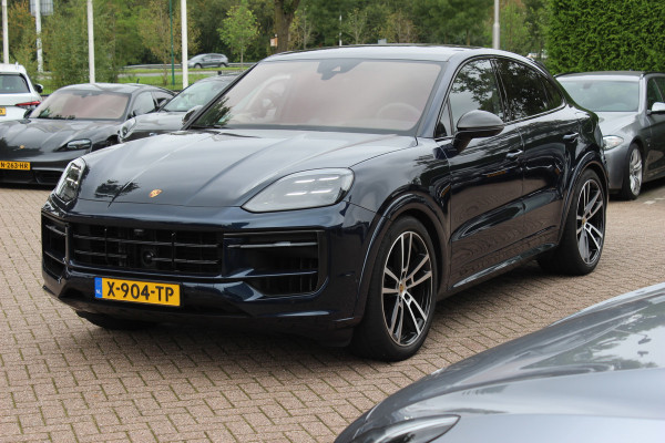 Porsche Cayenne Coupé 3.0 E-Hybrid / SOH 97,1% / Panoramadak / 360Camera / Head-up / Passenger Display / 4Wielbesturing / Carbon / Softclose / 22'' / Bose / Luchtvering / Keyless / Sportdesign+Chrono / Sportuitlaat