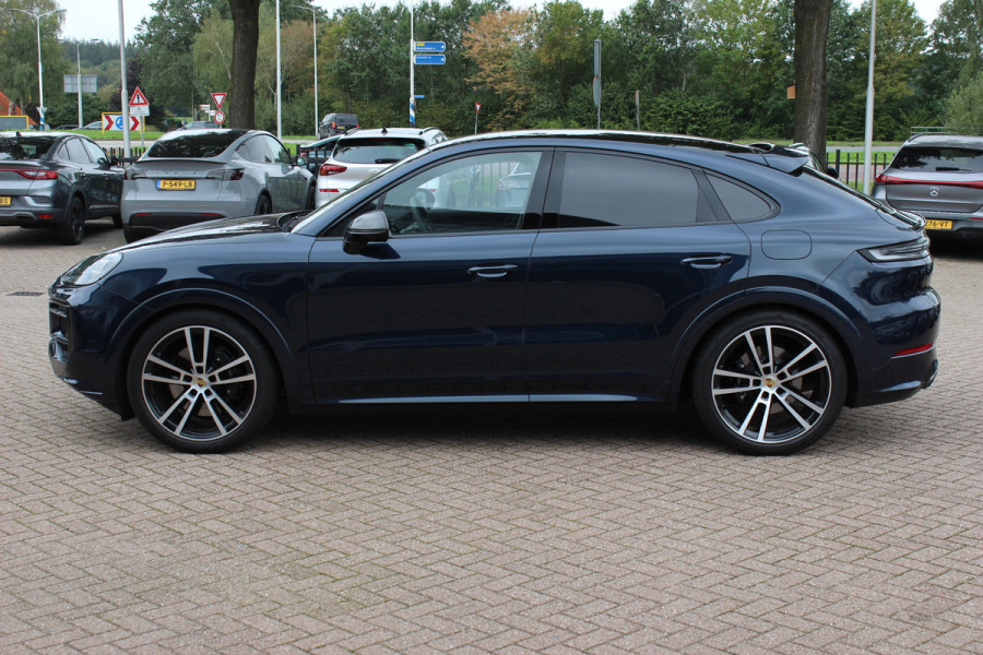 Porsche Cayenne Coupé 3.0 E-Hybrid / SOH 97,1% / Panoramadak / 360Camera / Head-up / Passenger Display / 4Wielbesturing / Carbon / Softclose / 22'' / Bose / Luchtvering / Keyless / Sportdesign+Chrono / Sportuitlaat