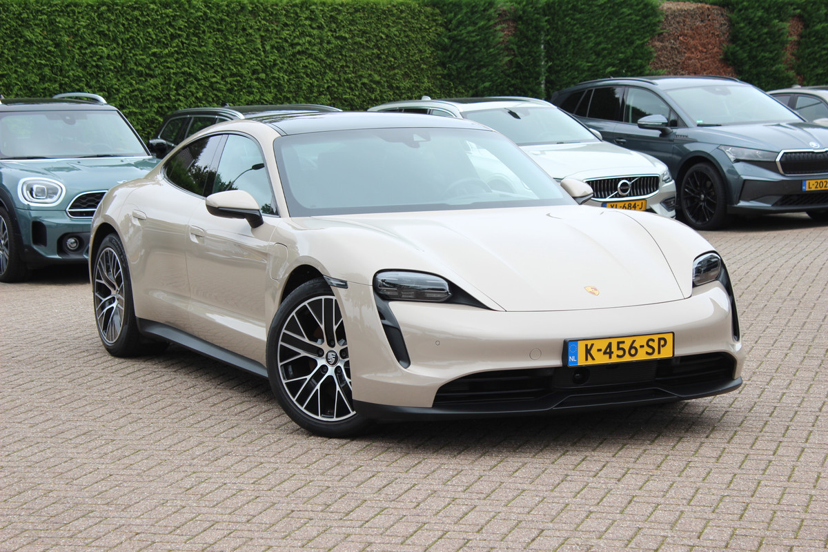 Porsche Taycan Performance 84 kWh / SoH 89,3% / Panoramadak / Camera / Luchtvering / 20'' / Leder / CarPlay / Stoelverwarming / DAB / ACC