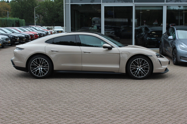 Porsche Taycan Performance 84 kWh / SoH 89,3% / Panoramadak / Camera / Luchtvering / 20'' / Leder / CarPlay / Stoelverwarming / DAB / ACC