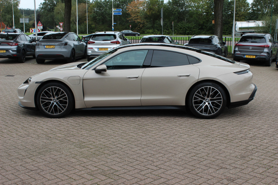 Porsche Taycan Performance 84 kWh / SoH 89,3% / Panoramadak / Camera / Luchtvering / 20'' / Leder / CarPlay / Stoelverwarming / DAB / ACC