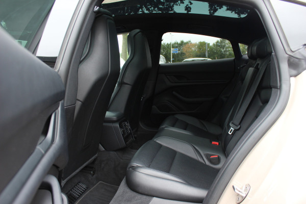 Porsche Taycan Performance 84 kWh / SoH 89,3% / Panoramadak / Camera / Luchtvering / 20'' / Leder / CarPlay / Stoelverwarming / DAB / ACC