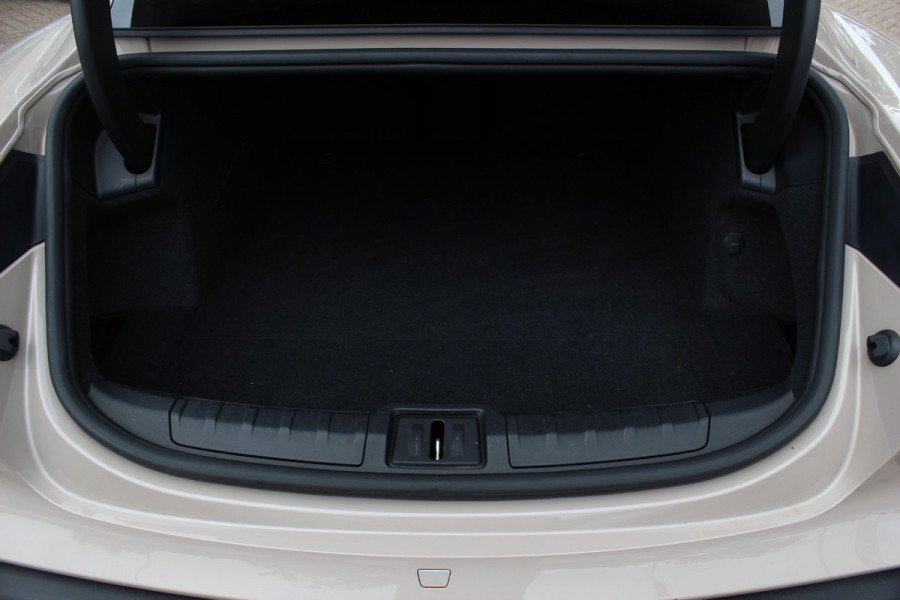 Porsche Taycan Performance 84 kWh / SoH 89,3% / Panoramadak / Camera / Luchtvering / 20'' / Leder / CarPlay / Stoelverwarming / DAB / ACC