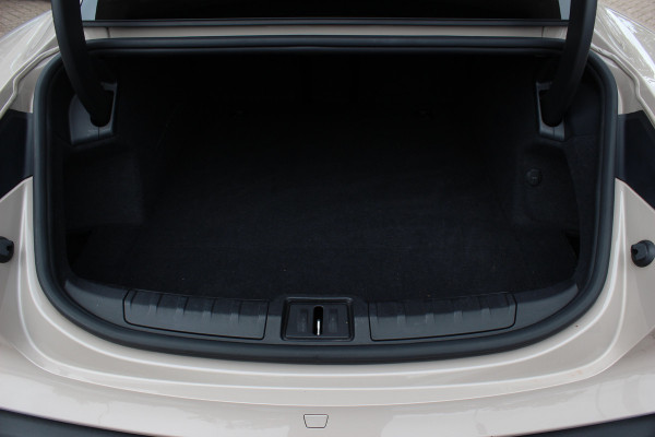 Porsche Taycan Performance 84 kWh / SoH 89,3% / Panoramadak / Camera / Luchtvering / 20'' / Leder / CarPlay / Stoelverwarming / DAB / ACC