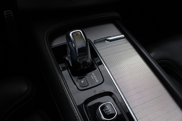 Volvo XC90 2.0 T8 Twin Engine AWD R-Design / Trekhaak / Panoramadak / 360Camera / Head-up / Luchtvering / Bowers & Wilkens / Ventilatie+Verwarming / 4zone airco / Dodehoek / DAB / ACC
