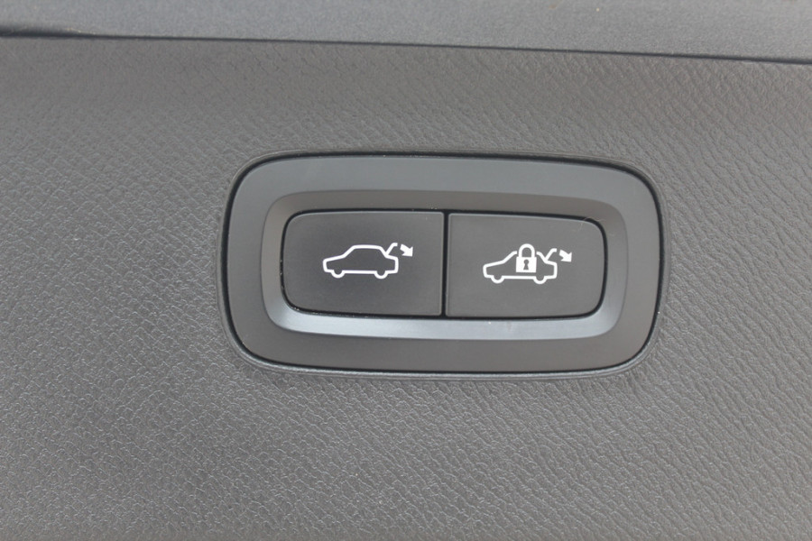Volvo XC90 2.0 T8 Twin Engine AWD R-Design / Trekhaak / Panoramadak / 360Camera / Head-up / Luchtvering / Bowers & Wilkens / Ventilatie+Verwarming / 4zone airco / Dodehoek / DAB / ACC