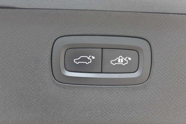 Volvo XC90 2.0 T8 Twin Engine AWD R-Design / Trekhaak / Panoramadak / 360Camera / Head-up / Luchtvering / Bowers & Wilkens / Ventilatie+Verwarming / 4zone airco / Dodehoek / DAB / ACC
