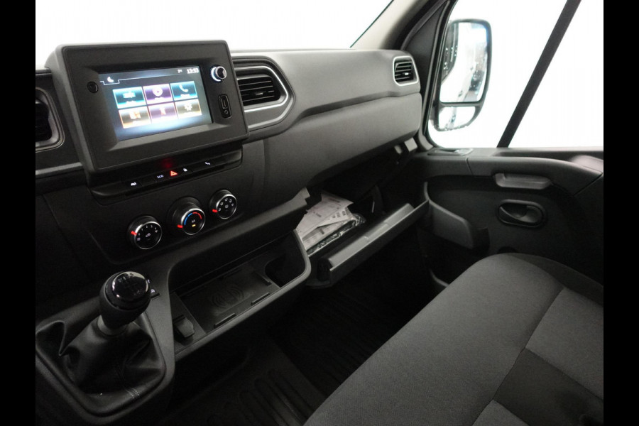 Renault Master T33 2.3 dCi 135 L2H2 BPM VRIJ ! Trekhaak Navigatie Apple CarPlay Android Auto Parkeerhulp Cruise Control Airco