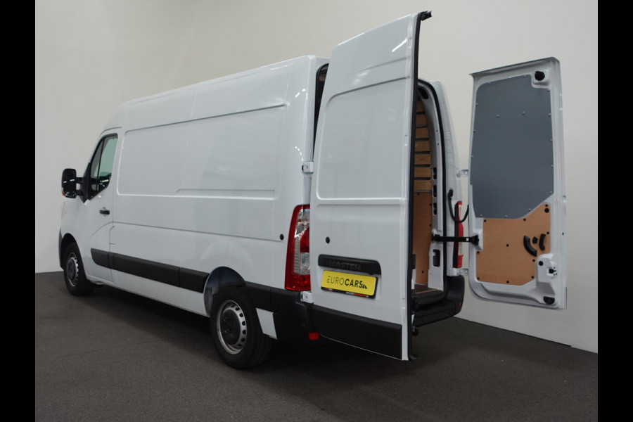Renault Master T33 2.3 dCi 135 L2H2 BPM VRIJ ! Trekhaak Navigatie Apple CarPlay Android Auto Parkeerhulp Cruise Control Airco