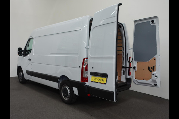 Renault Master T33 2.3 dCi 135 L2H2 BPM VRIJ ! Trekhaak Navigatie Apple CarPlay Android Auto Parkeerhulp Cruise Control Airco