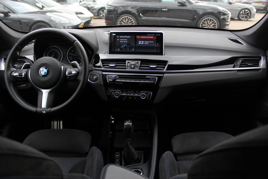 BMW X1 xDrive20i High Exe. M Sport / Trekhaak / Camera / Alcantara / Keyless / 19'' / Navigatie / Stoelverwarming / DAB / Cruise Control