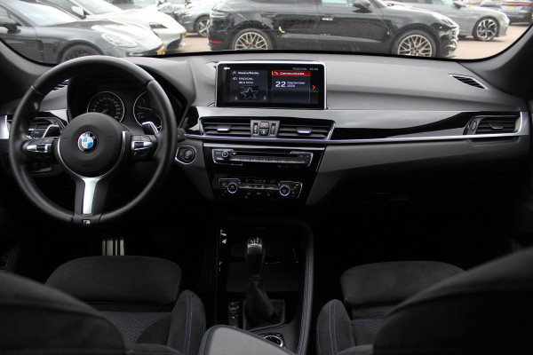 BMW X1 xDrive20i High Exe. M Sport / Trekhaak / Camera / Alcantara / Keyless / 19'' / Navigatie / Stoelverwarming / DAB / Cruise Control