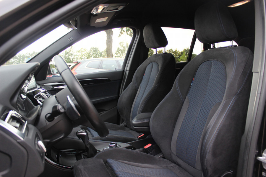 BMW X1 xDrive20i High Exe. M Sport / Trekhaak / Camera / Alcantara / Keyless / 19'' / Navigatie / Stoelverwarming / DAB / Cruise Control