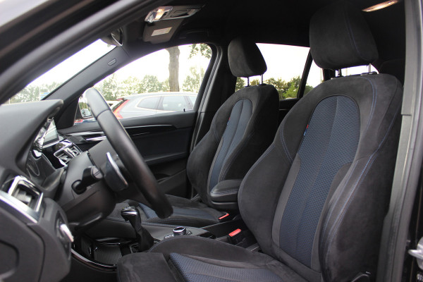 BMW X1 xDrive20i High Exe. M Sport / Trekhaak / Camera / Alcantara / Keyless / 19'' / Navigatie / Stoelverwarming / DAB / Cruise Control