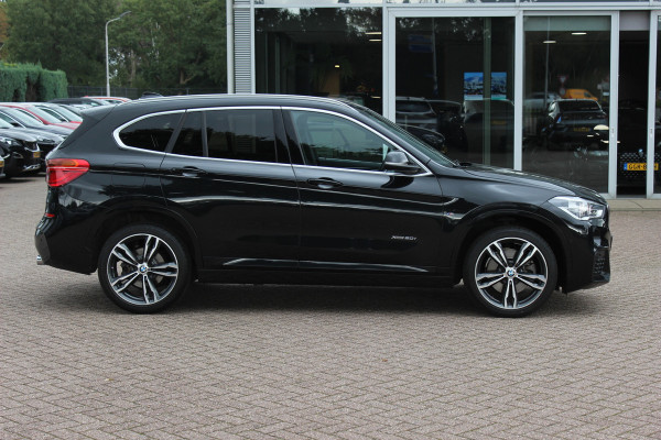 BMW X1 xDrive20i High Exe. M Sport / Trekhaak / Camera / Alcantara / Keyless / 19'' / Navigatie / Stoelverwarming / DAB / Cruise Control