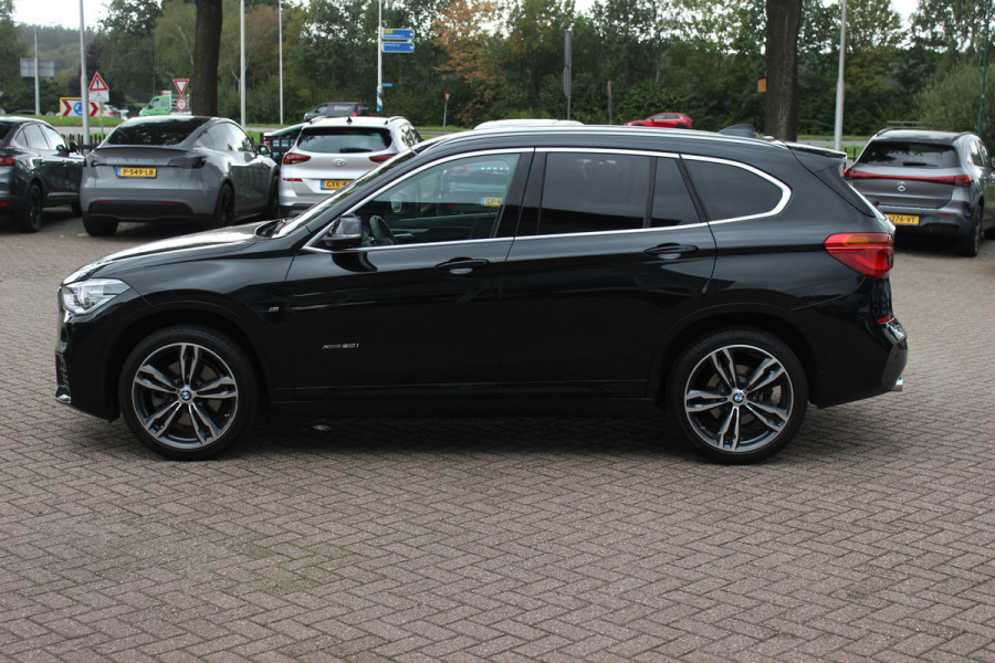 BMW X1 xDrive20i High Exe. M Sport / Trekhaak / Camera / Alcantara / Keyless / 19'' / Navigatie / Stoelverwarming / DAB / Cruise Control