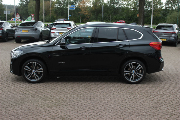 BMW X1 xDrive20i High Exe. M Sport / Trekhaak / Camera / Alcantara / Keyless / 19'' / Navigatie / Stoelverwarming / DAB / Cruise Control