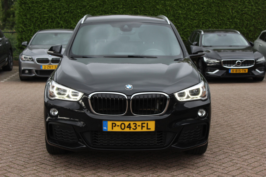 BMW X1 xDrive20i High Exe. M Sport / Trekhaak / Camera / Alcantara / Keyless / 19'' / Navigatie / Stoelverwarming / DAB / Cruise Control