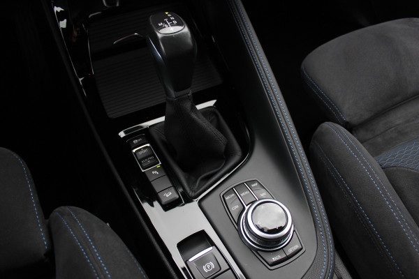 BMW X1 xDrive20i High Exe. M Sport / Trekhaak / Camera / Alcantara / Keyless / 19'' / Navigatie / Stoelverwarming / DAB / Cruise Control