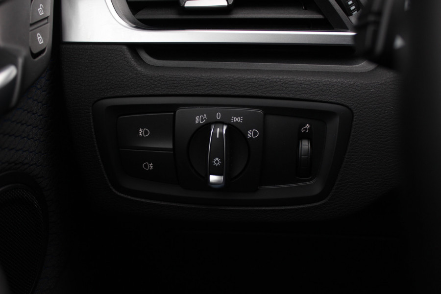 BMW X1 xDrive20i High Exe. M Sport / Trekhaak / Camera / Alcantara / Keyless / 19'' / Navigatie / Stoelverwarming / DAB / Cruise Control