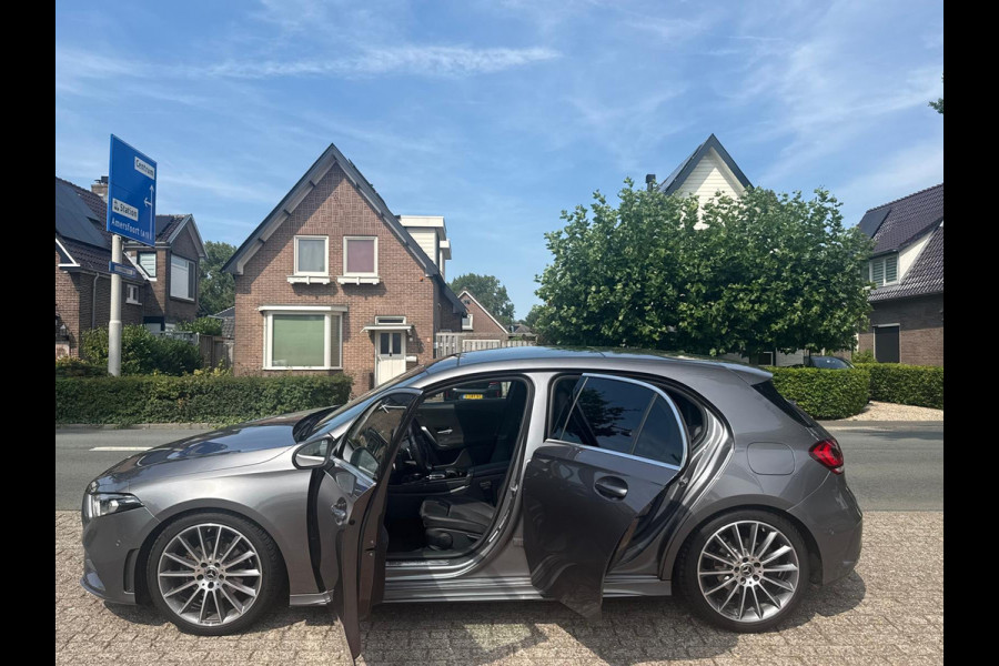 Mercedes-Benz A-Klasse 200 Premium AMG Pakket Panoramadak !