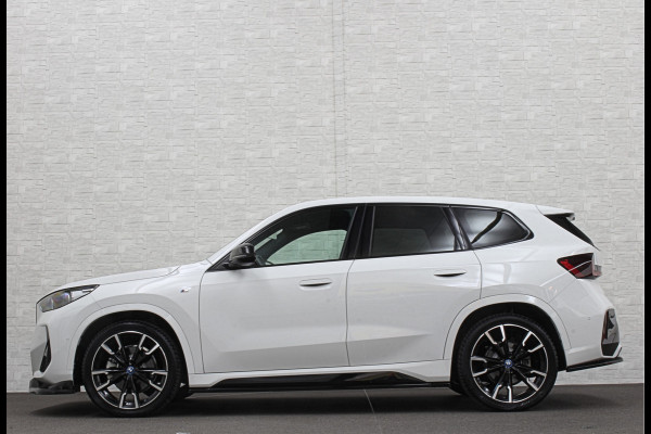 BMW iX1 30 313pk X-Drive M-Sport Performance | Adaptief Led | Sportstoelen | Keyless | 35390,= Exl. BTW | 4WD | Adaptieve Cruise en Struurwielverw. voorbereid | Antraciet Hemel | Carplay | Sfeerverlichting | 1200kg Trekgewicht | Camera | Bovag Garantie.