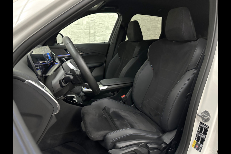 BMW iX1 30 313pk X-Drive M-Sport Performance | Adaptief Led | Sportstoelen | Keyless | 35390,= Exl. BTW | 4WD | Adaptieve Cruise en Struurwielverw. voorbereid | Antraciet Hemel | Carplay | Sfeerverlichting | 1200kg Trekgewicht | Camera | Bovag Garantie.