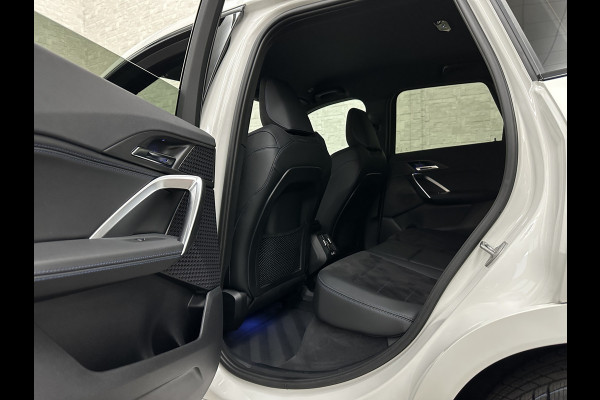 BMW iX1 30 313pk X-Drive M-Sport Performance | Adaptief Led | Sportstoelen | Keyless | 35390,= Exl. BTW | 4WD | Adaptieve Cruise en Struurwielverw. voorbereid | Antraciet Hemel | Carplay | Sfeerverlichting | 1200kg Trekgewicht | Camera | Bovag Garantie.