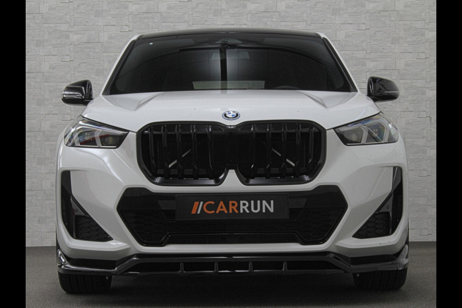 BMW iX1 30 313pk X-Drive M-Sport Performance | Adaptief Led | Sportstoelen | Keyless | 35390,= Exl. BTW | 4WD | Adaptieve Cruise en Struurwielverw. voorbereid | Antraciet Hemel | Carplay | Sfeerverlichting | 1200kg Trekgewicht | Camera | Bovag Garantie.