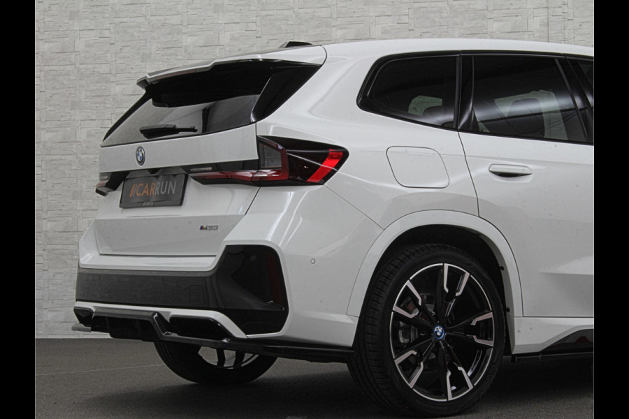BMW iX1 30 313pk X-Drive M-Sport Performance | Adaptief Led | Sportstoelen | Keyless | 35390,= Exl. BTW | 4WD | Adaptieve Cruise en Struurwielverw. voorbereid | Antraciet Hemel | Carplay | Sfeerverlichting | 1200kg Trekgewicht | Camera | Bovag Garantie.