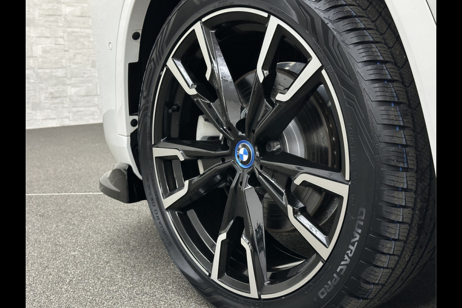 BMW iX1 30 313pk X-Drive M-Sport Performance | Adaptief Led | Sportstoelen | Keyless | 35390,= Exl. BTW | 4WD | Adaptieve Cruise en Struurwielverw. voorbereid | Antraciet Hemel | Carplay | Sfeerverlichting | 1200kg Trekgewicht | Camera | Bovag Garantie.