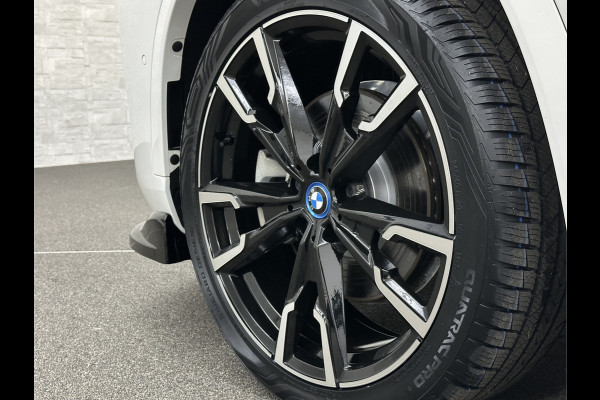 BMW iX1 30 313pk X-Drive M-Sport Performance | Adaptief Led | Sportstoelen | Keyless | 35390,= Exl. BTW | 4WD | Adaptieve Cruise en Struurwielverw. voorbereid | Antraciet Hemel | Carplay | Sfeerverlichting | 1200kg Trekgewicht | Camera | Bovag Garantie.