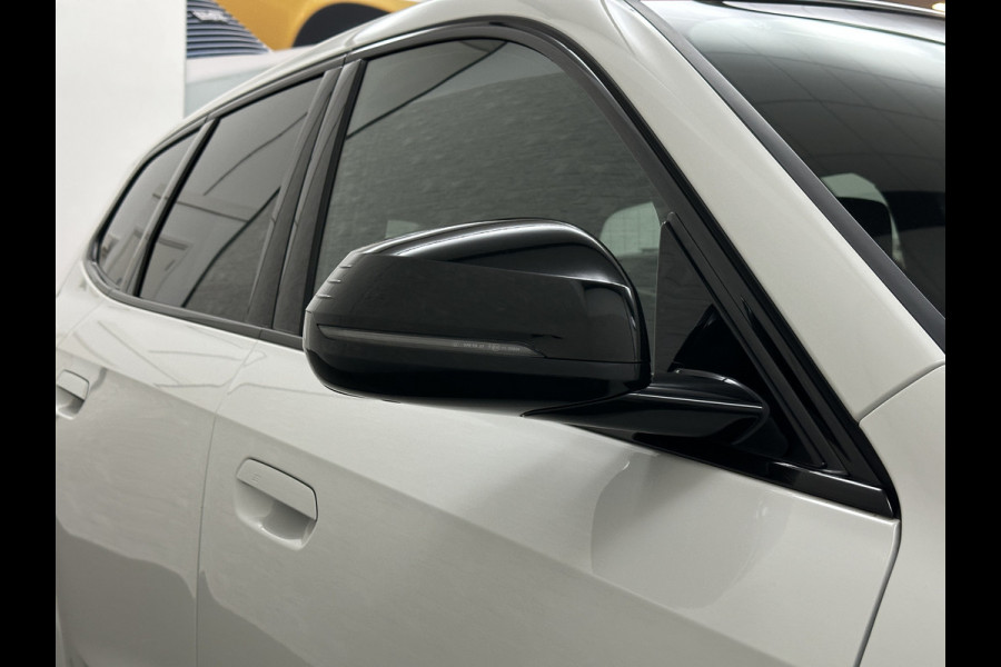 BMW iX1 30 313pk X-Drive M-Sport Performance | Adaptief Led | Sportstoelen | Keyless | 35390,= Exl. BTW | 4WD | Adaptieve Cruise en Struurwielverw. voorbereid | Antraciet Hemel | Carplay | Sfeerverlichting | 1200kg Trekgewicht | Camera | Bovag Garantie.
