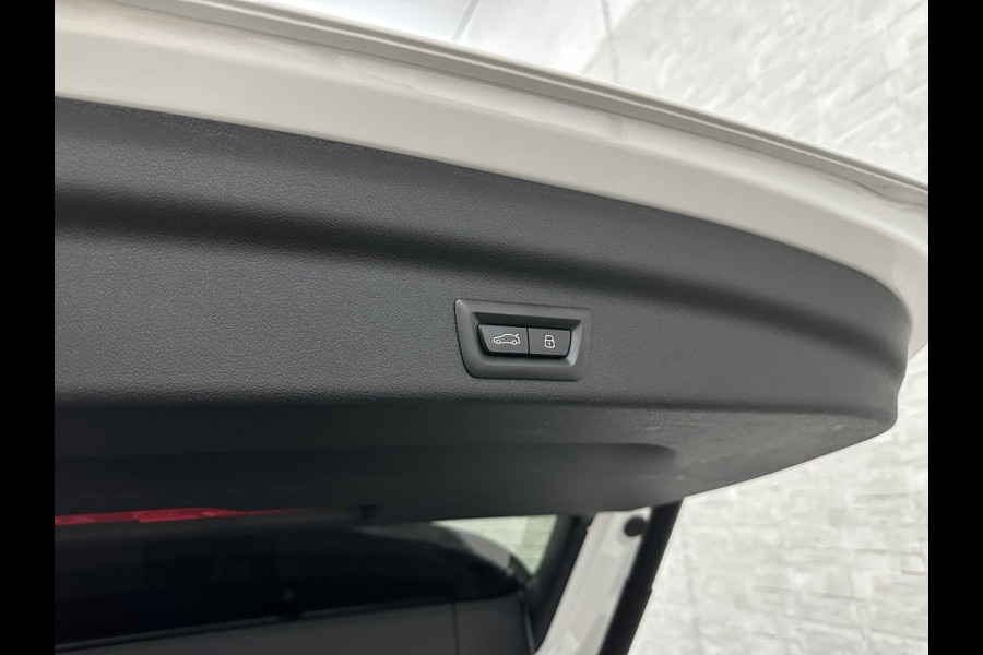 BMW iX1 30 313pk X-Drive M-Sport Performance | Adaptief Led | Sportstoelen | Keyless | 35390,= Exl. BTW | 4WD | Adaptieve Cruise en Struurwielverw. voorbereid | Antraciet Hemel | Carplay | Sfeerverlichting | 1200kg Trekgewicht | Camera | Bovag Garantie.