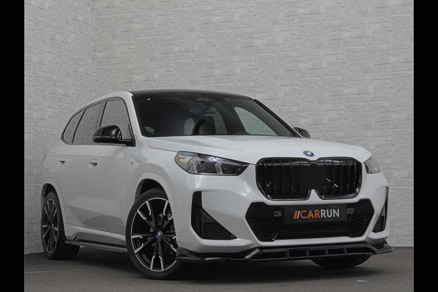 BMW iX1 30 313pk X-Drive M-Sport Performance | Adaptief Led | Sportstoelen | Keyless | 35390,= Exl. BTW | 4WD | Adaptieve Cruise en Struurwielverw. voorbereid | Antraciet Hemel | Carplay | Sfeerverlichting | 1200kg Trekgewicht | Camera | Bovag Garantie.