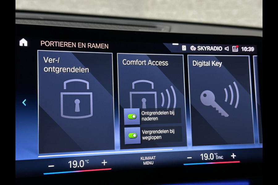 BMW iX1 30 313pk X-Drive M-Sport Performance | Adaptief Led | Sportstoelen | Keyless | 35390,= Exl. BTW | 4WD | Adaptieve Cruise en Struurwielverw. voorbereid | Antraciet Hemel | Carplay | Sfeerverlichting | 1200kg Trekgewicht | Camera | Bovag Garantie.