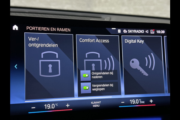 BMW iX1 30 313pk X-Drive M-Sport Performance | Adaptief Led | Sportstoelen | Keyless | 35390,= Exl. BTW | 4WD | Adaptieve Cruise en Struurwielverw. voorbereid | Antraciet Hemel | Carplay | Sfeerverlichting | 1200kg Trekgewicht | Camera | Bovag Garantie.