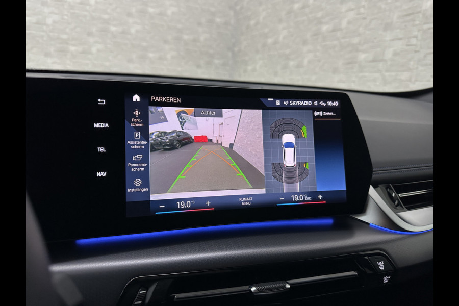 BMW iX1 30 313pk X-Drive M-Sport Performance | Adaptief Led | Sportstoelen | Keyless | 35390,= Exl. BTW | 4WD | Adaptieve Cruise en Struurwielverw. voorbereid | Antraciet Hemel | Carplay | Sfeerverlichting | 1200kg Trekgewicht | Camera | Bovag Garantie.
