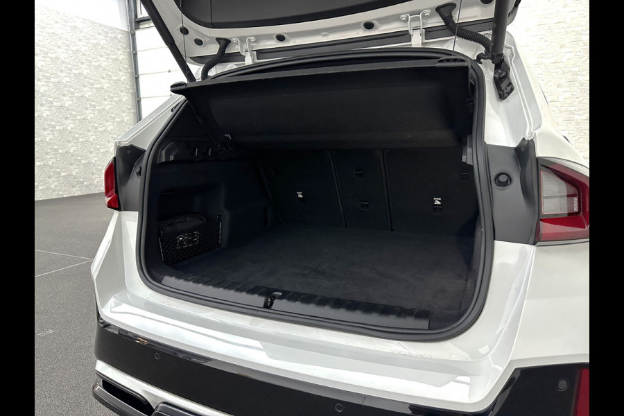 BMW iX1 30 313pk X-Drive M-Sport Performance | Adaptief Led | Sportstoelen | Keyless | 35390,= Exl. BTW | 4WD | Adaptieve Cruise en Struurwielverw. voorbereid | Antraciet Hemel | Carplay | Sfeerverlichting | 1200kg Trekgewicht | Camera | Bovag Garantie.