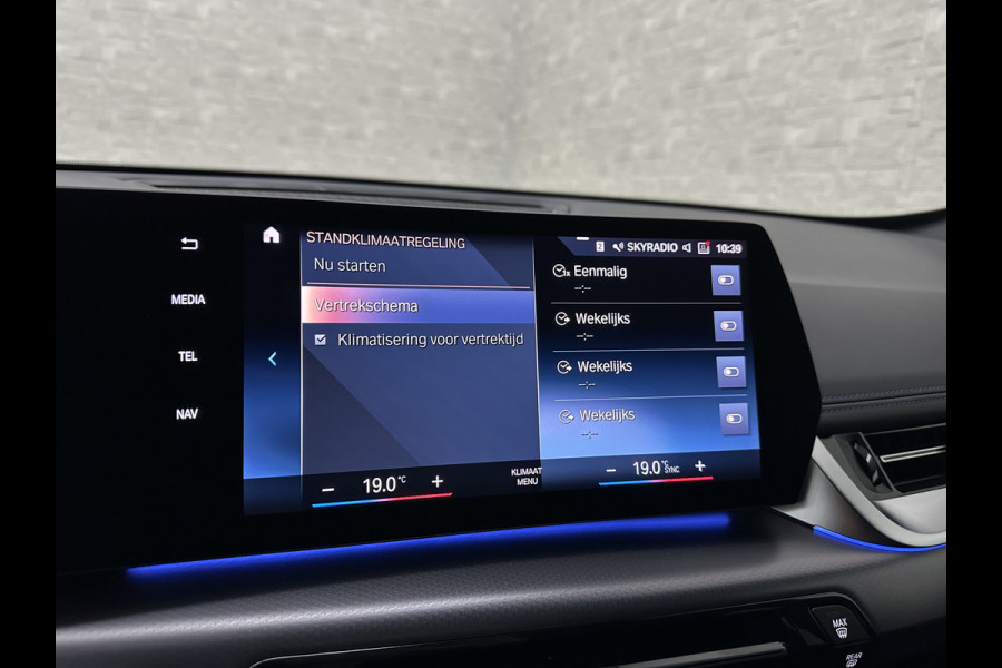 BMW iX1 30 313pk X-Drive M-Sport Performance | Adaptief Led | Sportstoelen | Keyless | 35390,= Exl. BTW | 4WD | Adaptieve Cruise en Struurwielverw. voorbereid | Antraciet Hemel | Carplay | Sfeerverlichting | 1200kg Trekgewicht | Camera | Bovag Garantie.