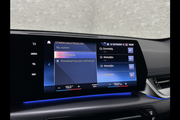 BMW iX1 30 313pk X-Drive M-Sport Performance | Adaptief Led | Sportstoelen | Keyless | 35390,= Exl. BTW | 4WD | Adaptieve Cruise en Struurwielverw. voorbereid | Antraciet Hemel | Carplay | Sfeerverlichting | 1200kg Trekgewicht | Camera | Bovag Garantie.