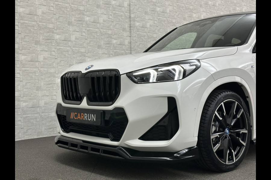 BMW iX1 30 313pk X-Drive M-Sport Performance | Adaptief Led | Sportstoelen | Keyless | 35390,= Exl. BTW | 4WD | Adaptieve Cruise en Struurwielverw. voorbereid | Antraciet Hemel | Carplay | Sfeerverlichting | 1200kg Trekgewicht | Camera | Bovag Garantie.